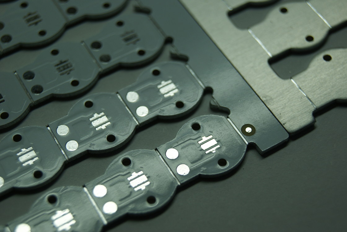 Металлические печатные платы с высокой теплопроводностью с белым шелковым экраном и мостом шелкового экрана для теплового управления